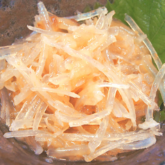 鶏の軟骨で和えた梅水晶