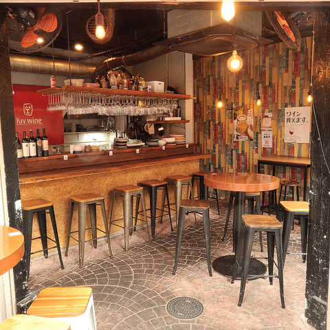 夜な夜なワイン好きが集まるお店。