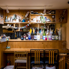 バーカウンターのようなカウンター席を2席、ご用意しています！子ども用の椅子もご用意しており、お子様と一緒にご家族でのお食事やお席の間隔が近いことから恋人や気になる人とのデート利用にもピッタリな空間となっています！