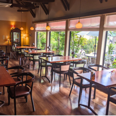 【テーブル席は、2名様から4名様でのお席】をご用意しています。また、テーブルの結合可能です。10様などレイアウトの変更対応可能です。椅子は、ふかふかですので長時間お座りいただいても疲れにくいです！