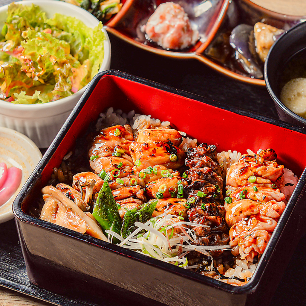 ランチタイムも営業中！サラダや味噌汁が付いてくる御膳やお重は、創業以来より不動の人気メニュー♪