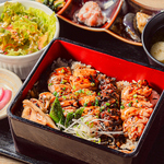 ランチタイムも営業中！サラダや味噌汁が付いてくる御膳やお重は、創業以来より不動の人気メニュー♪