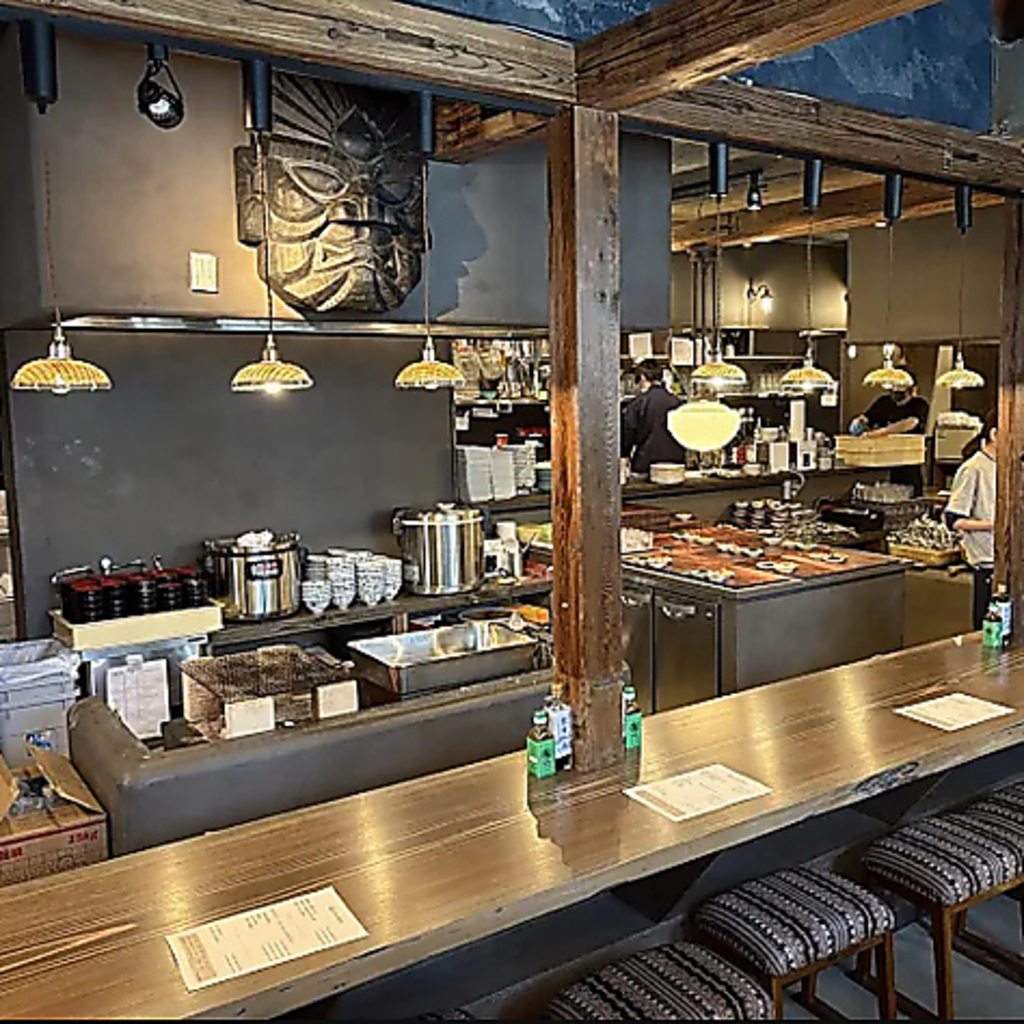 活気あふれるカウンター席は特等席◎目の前で繰り広げられる調理のライブ感を肴に、お酒も進みます。