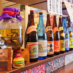 沖縄気分で乾杯！定番からハブ酒までずらり勢揃い
