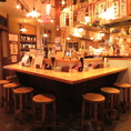 常に活気あふれる店内♪さくっとお酒＆お食事をお楽しみいただけるカウンター席♪