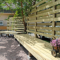 愛犬連れの方も、お連れでない方も、ご利用になれます。お散歩の途中やご休息に、木肌温もる開放的な空間でリラックスはいかがですか？　愛犬のおやつもご用意しております♪