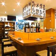 おひとり様での気軽なご来店の際にもお掛けいただけるカウンター席です。店内に貼られた料理メニューをご覧になりながら、最適の一杯を尋ねてみるのもオススメの粋なお席です◎キレイな内装でのんびりとお過ごしいただけます。