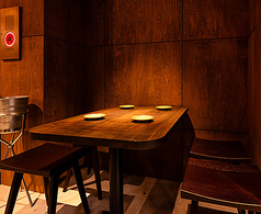レイアウト自由自在のテーブル席。和モダンで、木目をたっぷり使用した落ち着いた店内。どんなシーンでも「居やすい」かっこつけすぎない和ビストロです。【禁煙・喫煙】禁煙　※お通しとして330円(税込)頂戴しております。