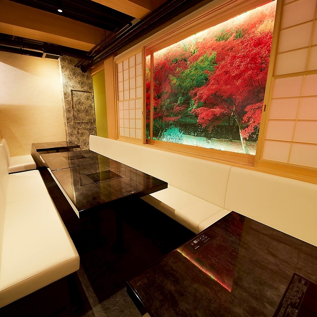 落ち着いた雰囲気の店内は様々なシーンでご利用いただけます。混み合うシーズンのご予約はお早めに！