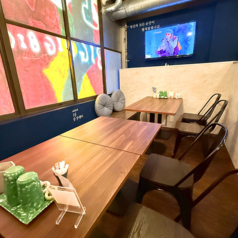 テーブル席を結合させることも可能ですので、最大12名様までご利用頂けます。会社の宴会から、女子会、打ち上げなど様々な場面でご利用ください。