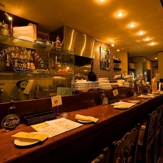 【カウンター席：8名様まで】目の前に広がるライブステージを楽しみながら。お一人様大歓迎！どなた様でも気軽にお使いいただけるカウンター席。美酒片手に、仲間とじっくりと語り合うのにもぴったりのお席です。雰囲気も抜群なのでデートにも活躍します。厳選されたイタリアンワインを片手にじっくりと語り合えます。