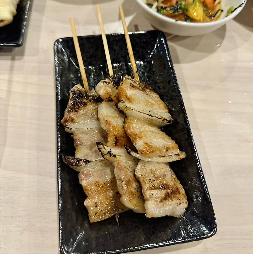 1本140円(税込)～種類豊富にご用意！コスパ抜群の香ばしくてジューシーな炭火焼鳥をお楽しみください