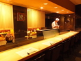 当店のカウンター席は、目の前で調理の様子を眺めながら料理やお酒をご堪能いただけます！板前との会話を楽しみながらの食事も◎