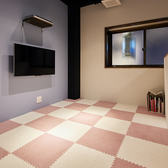 キッズスペースの床には柔らかなマットを敷いており、お子様が遊んでいる間も安心してお過ごしいただけます。自由に遊び回れる環境が整っているため、親御様は心置きなくお食事を楽しむことができます。お子様が楽しく遊ぶ姿を見守りながら、思い出に残るひとときをお楽しみください。