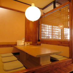 足をのばしてくつろげる掘りごたつ席をご用意しております。おしゃべりを楽しみながらゆったりとお食事いただけます。