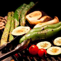 新鮮野菜の炭火焼きは野菜の甘みを感じる一品