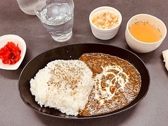 牛すじカレー（スープ・サラダ付き）