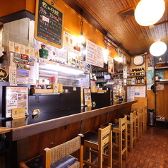 カウンター1名様×6お一人様でのサク飲みにも、ご友人の方、会社仲間の方との仕事終わりも一杯にも★グループで並んでお座りいただくことも可能です。また、優しい店主との会話もぜひ♪アツアツのままベストなタイミングで自慢の串焼きや逸品をご提供いたします。