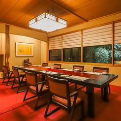 少人数での会食やご家族でのお食事にぴったりの個室です。落ち着いた照明と温かみのある木の質感が心を和ませます。デートや記念日、接待など幅広くご利用いただけます。