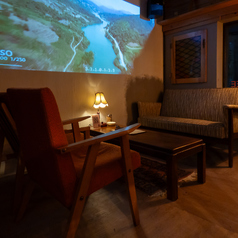 【1名でゆったり使える2Fソファー席♪】心地よい座り心地が魅力の“ひとり時間”スポット。洗練された店内でふんわりとくつろげ、カフェタイムや気分転換にもぴったりです。お気に入りのドリンクを片手に、思わず写真を撮りたくなる癒しのひとときをどうぞ♪心地よい静けさに包まれる時間を、ゆったりとお過ごしください。