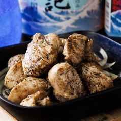 炭まみれ鶏むね焼き