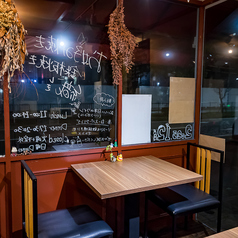 窓際にテーブル席は2名掛けとなっています！お一人様でのご利用も可能となっています。またデートや大切な人との記念日や誕生日にもおすすめです！ぜひ落ち着いた雰囲気の当店でおいしい鉄板料理をお楽しみいただきながら、素敵な1日を当店でお過ごしください♪