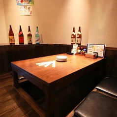 店内奥には掘りごたつのお席(4名様席×2)もご用意しております◎少人数でゆったりと串カツを楽しんでいただけますよ☆また、空間を貸切れば、10名様程度で半個室風のご利用も可能です!宴会向きの席としてもお使いいただけます◎半個室風でゆったり串カツを堪能!皆様でゆったりくつろぎながらお過ごしくださいませ♪