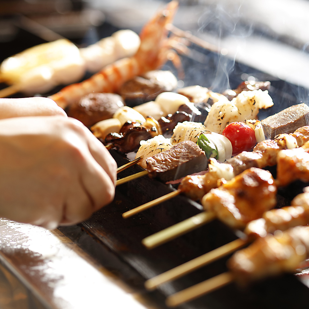 ネタにこだわった串を絶妙な火加減で焼き上げる。八くらおすすめの串焼き