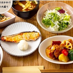 【発酵バランス定食1】鮭の塩麹焼き&ごろっと野菜の若鶏黒酢あんかけ
