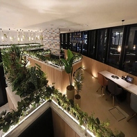 窓に面したカウンター席も完備！