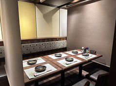 オシャレでありながら、気軽に過ごせる居心地抜群の店内。国産備長炭で焼き上げた地鶏や銘柄鶏の焼鳥は、香り高く、食感も抜群です。熟練の職人が一つ一つ丁寧に仕込み、旨みを引き出しています。友人との食事やデートにぴったりの空間で、特別なひとときを楽しむことができます。ぜひその味わいを堪能してみてください。