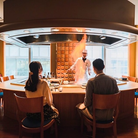 黒毛和牛、旬のお野菜、新鮮な海鮮類などを目の前で美味しく焼き上げます。