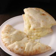 外はパリッと中はモチモチ！特大窯焼きナン