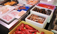 三陸は塩釜市場から新鮮な魚介類を仕入れています。