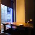 当店には、2名様専用の掘りごたつ席があり、親しい友人やカップルなどの特別なひとときに最適な空間です。プライベート感を大切にしながら、美味しい料理をお楽しみ下さい♪