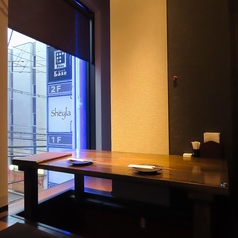 当店には、2名様専用の掘りごたつ席があり、親しい友人やカップルなどの特別なひとときに最適な空間です。プライベート感を大切にしながら、美味しい料理をお楽しみ下さい♪