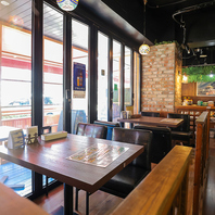 明るい光が差し込む窓際席