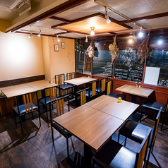 4名掛けのテーブル席を4席、ご用意しています。仕事帰りに急に決まった飲み会でもご利用いただくことが可能で4人以上のご来店の際はテーブル席を連結したり、補助椅子を追加することで対応致します！小規模の飲み会や女子から会社宴会の大規模な団体利用も大歓迎です！