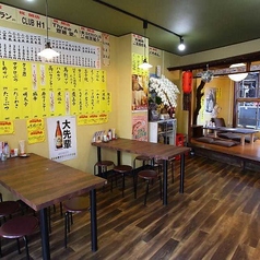 6名様掛けのテーブル席が2卓ございます。12名様までご利用できますので、会社やお仲間との宴会にもピッタリなお席です。ワイワイ楽しく飲んで、食べて、美味しいひとときをお過ごし頂けます。