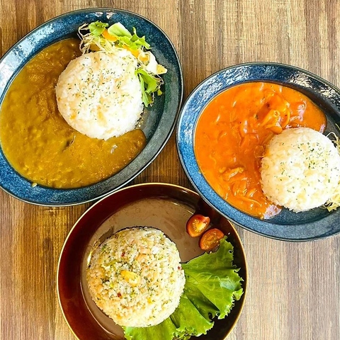 名物メニューは牛すじカレーや高菜炒飯など、こだわりのお食事とお酒をお楽しみ下さい