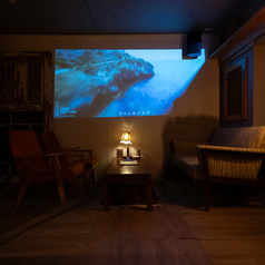 【2名×2席/2Fソファー席♪】2Fから夜景を望む店内で、ゆったり過ごせるデートソファー席。特別なカクテルと甘い雰囲気が女子に刺さる、とっておきの空間です。ロマンチックな時間が広がり、心も満たされます。きっと忘れられない夜になること間違いなし♪贅沢に満ちた特別で落ち着きの時間を、ぜひ当店でご体感ください。