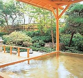 箱根おにごり湯でお寛ぎください！クーポン特典で「温泉無料☆サービス」☆箱根火山の噴煙地として有名な大涌谷を源泉とする温泉。硫黄、カルシウムを含む硫酸塩泉で、美肌、動脈硬化の予防に効果的です。☆日本庭園に囲まれた露天風呂では秋には紅葉、冬には雪景色などが楽しめます。