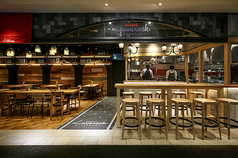 【カウンター越しの温もりを感じて】木の温もりに包まれたカウンター席が迎えてくれます。目の前で調理される料理の香りが漂い、食欲をそそります。カウンター席は友人や家族との会話を楽しむのに最適で、シェフとの距離が近いのも魅力です。料理を待つ間、会話が弾むこと間違いなし！