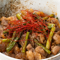 ピリ辛牛カルビ焼肉丼
