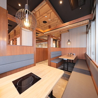 ゆったりできるテーブル席