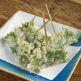 衣の軽やかさにこだわった、自慢のサクサク天麩羅！木の温もりを感じる落ち着いた空間で、会話を楽しみながら旬の味を堪能できます。大切な人との絆をより深めたい日の宴にぴったり。居心地の良さを追求した店内で、肩の力を抜いてゆっくりと過ごしてください。心からリラックスできるおもてなしで、皆様をお迎えします。