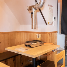 【1階】少人数様でのご利用にぴったりな2名様掛けのテーブル席をご用意しております。ご夫婦や恋人との普段のお食事をはじめ、特別な日のご利用にもオススメです。