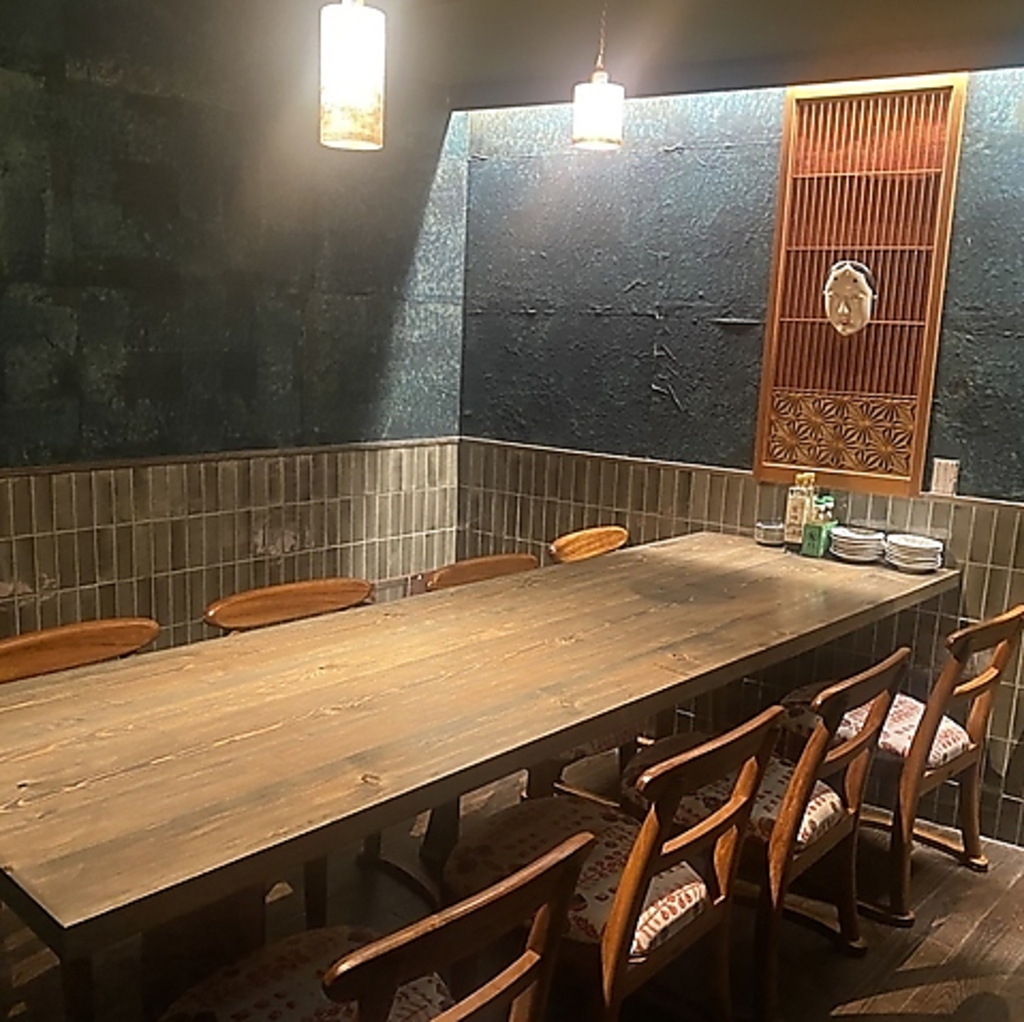 落ち着いた和の趣を感じる個室も完備！周りを気にせず、大切な人との語らいや宴会に最適な空間です。