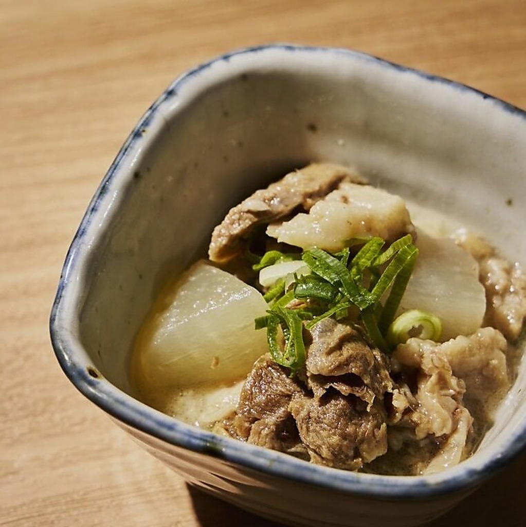 軽くつまみたい方にも嬉しい煮込みなどもご用意しております！