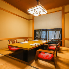 4～6名様での食事会や接待に人気の個室。温かみある照明が会話を引き立て、ゆっくりと懐石を楽しめます。プライベート感のある空間で、さまざまなシーンに対応します。